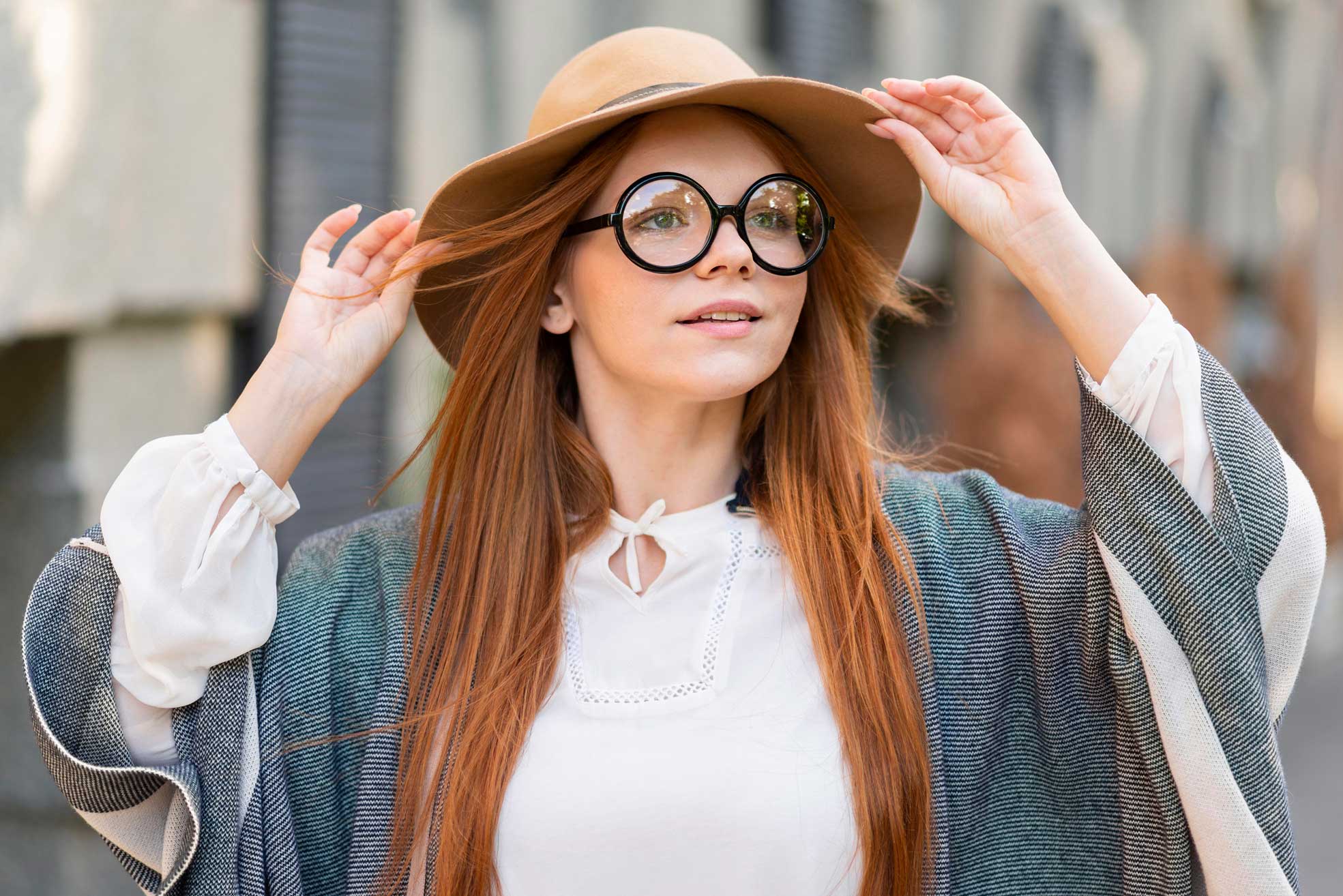 medium-shot-woman-wearing-glasses_